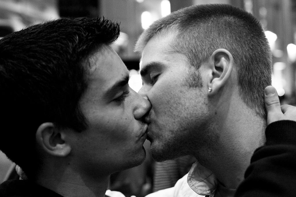Gay Men Kissing Pictures 107